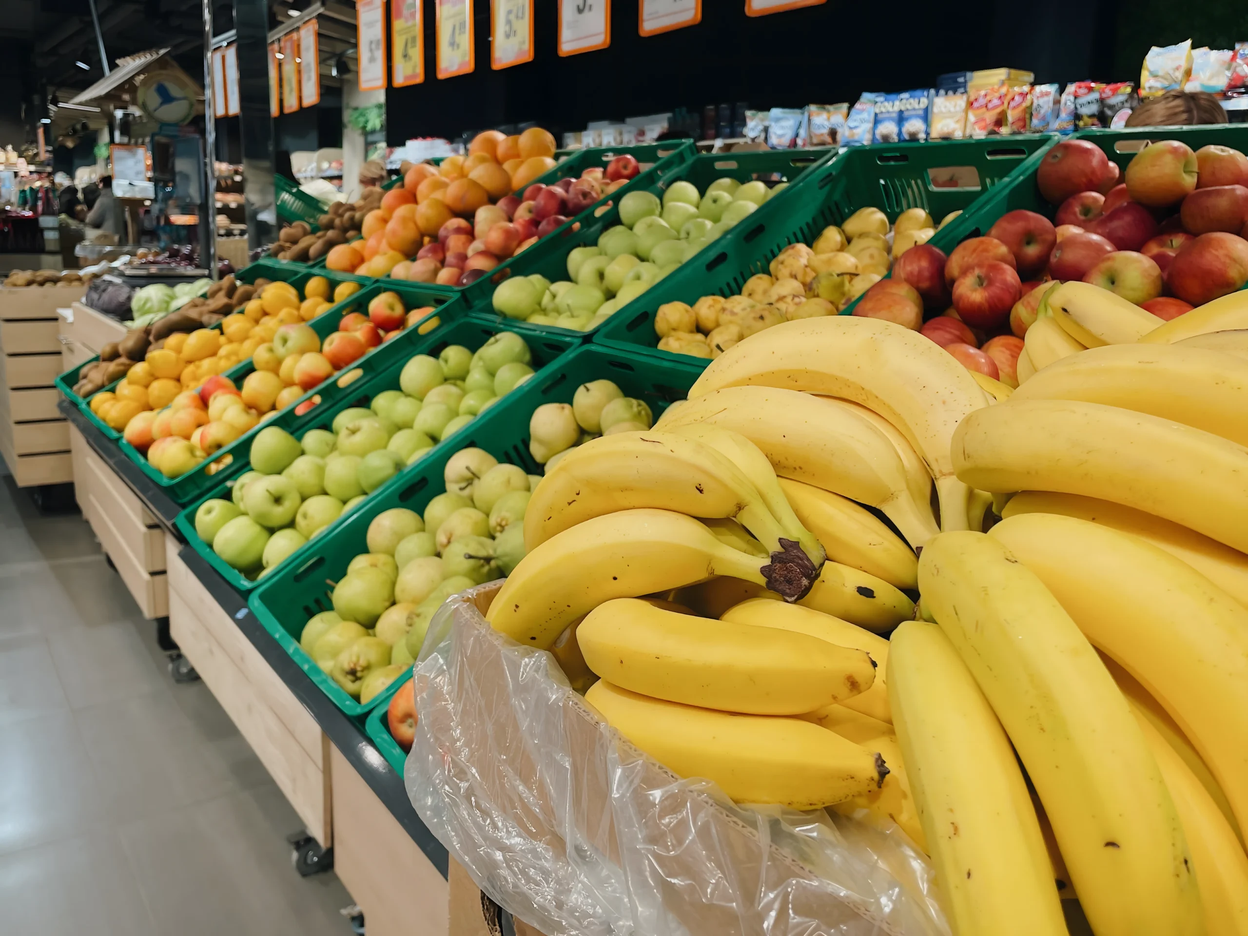 Exhibición de frutas y vegetales frescos en supermercado